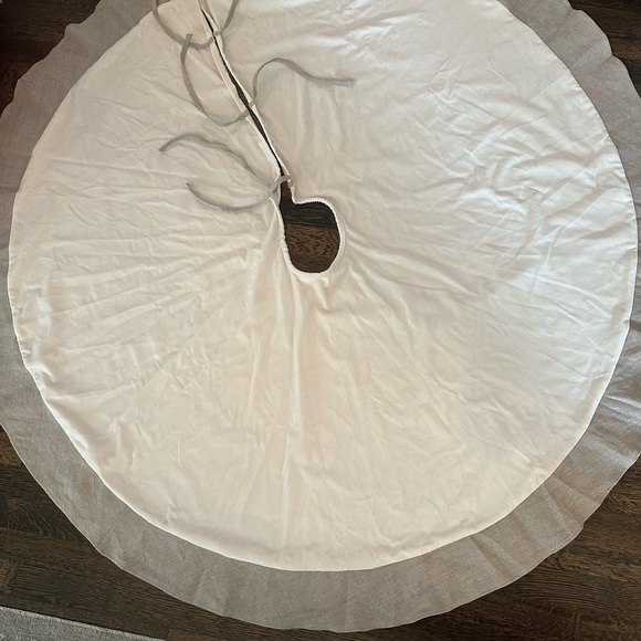 BALLARD Suzanne Kasler Velvet and Linen Christmas Tree Skirt - Picture 2 of 3